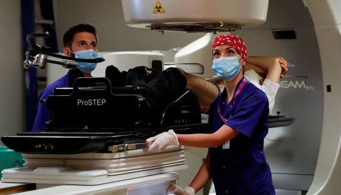 Staf medis melakukan perawatan radioterapi stereotactic di UPMC Hillman Cancer Center San Pietro FBF.  — Reuters/Berkas