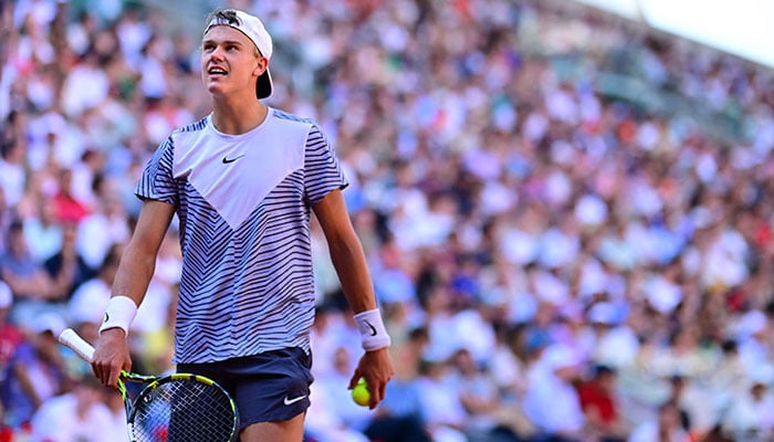 Denmarks Holger Rune reacts as he plays against Argentinas Francisco Cerundolo during their men´s singles match on day nine of the Roland-Garros Open tennis tournament at the Court Suzanne-Lenglen in Paris on June 5, 2023. AFP