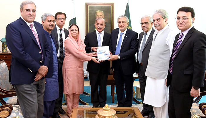 Finance Minister Ishaq Dar and the economic team presents the Economic Survey of Pakistan for FY 2022-23 to Prime Minister Shehbaz Sharif. — INP