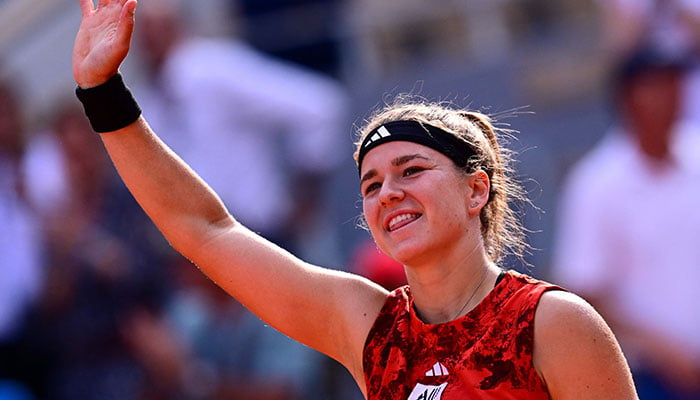 Czech Republics Karolina Muchova celebrates her victory over Belarus Aryna Sabalenka during their women´s singles semi-final match on day twelve of the Roland-Garros Open tennis tournament at the Court Philippe-Chatrier in Paris on June 8, 2023. AFP