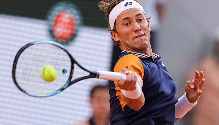 Norways Casper Ruud plays a forehand return to Germanys Alexander Zverev during their mens singles semi-final match on day thirteen of the Roland-Garros Open tennis tournament at the Court Philippe-Chatrier in Paris on June 9, 2023. AFP