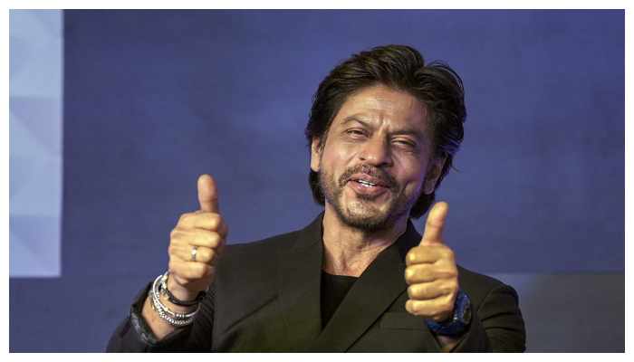 Shah Rukh Khans surprise Mannat appearance gets fans thrilled