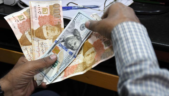 Pakistan tidak mungkin mendevaluasi rupee karena tekanan mereda: Fitch Ratings