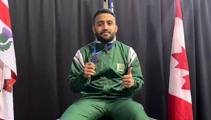Saadi Abbas poses with his gold medal — Twitter / @FaizanLakhani