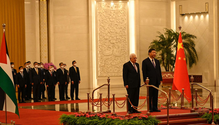Chinas President Xi Jinping (R) and Palestinian President Mahmud Abbas attend a welcoming ceremony at the Great Hall of the People in Beijing on June 14, 2023. 
