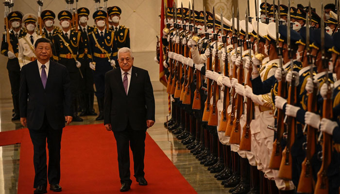 Chinas President Xi Jinping (left) and Palestinian President Mahmud Abbas attend a welcoming ceremony at the Great Hall of the People in Beijing. 