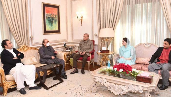 (From left) PPP leaders Bilawal Bhutto-Zardari and former president Asif Ali Zardari along with PML-N leaders Shahbaz Sharif, Maryam Nawaz and Hamza Shahbaz can be seen discussing issues during a meeting on February 5, 2022. — Twitter/MediaCellPPP