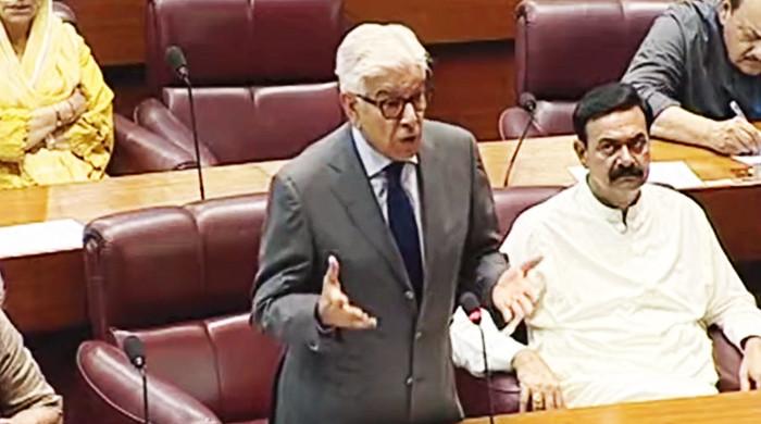 Sindh VCs rally against defence minister's 'dacoits' remarks
