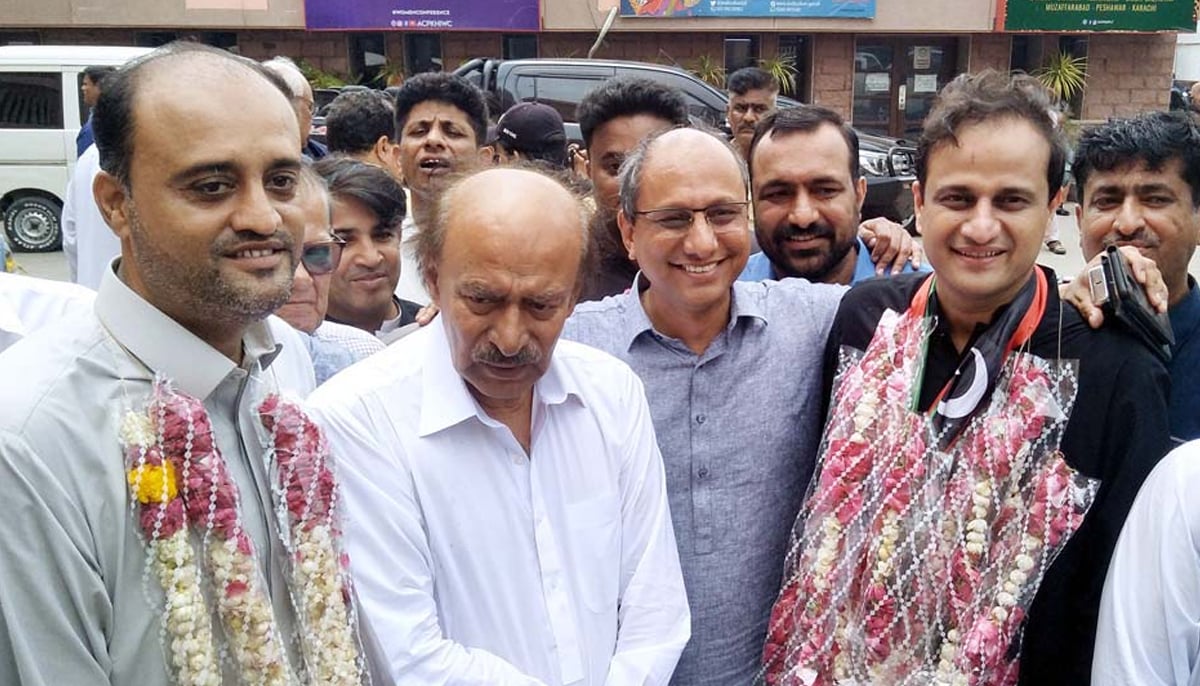 A group photograph of Mayor-elect Murtaza Wahab, Deputy Mayor-elect Salman Murad, Sindh PPP President Nisar Khuhro, Labour Minister Saeed Ghani and PPP Karachi Secretary General Javed Nagori after elections at Arts Council on June 15, 2023. — APP