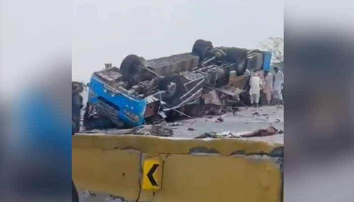 Local people trying to rescue the passengers in the ill-fated bus on the Lahore-Islamabad motorway near Kallar Kahar on Saturday. — Twitter/@ZohaibAli190803