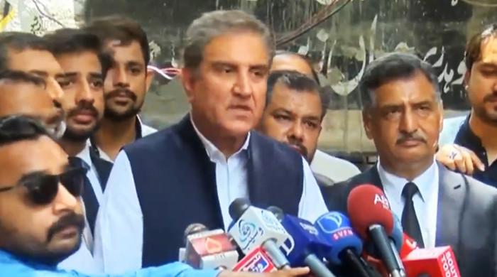 Shah Mehmood Qureshi vows to stand with PTI amid exodus