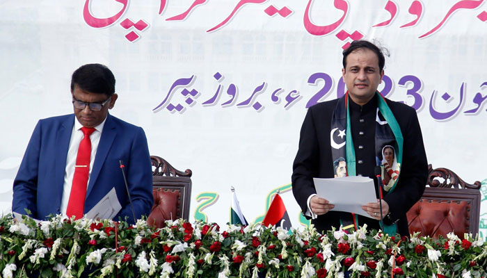 Pakistan Peoples Party (PPP) leader and Mayor of Karachi Murtaza Wahab while taking oath on June 19, 2023 in Karachi. Twitter/@murtazawahab1