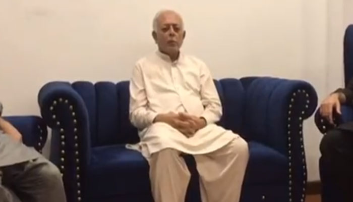 PTI senior leader Ghulam Sarwar Khan announces parting ways with PTI in this still taken from a video on June 22, 2023. — Twitter/MurtazaViews