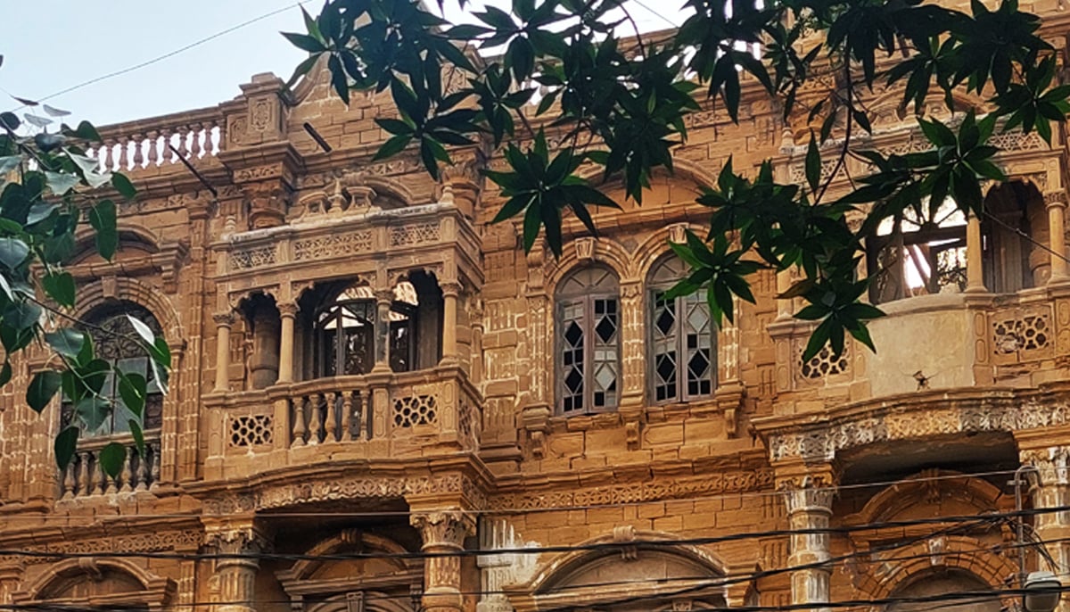 The abandoned Mendoza Building located at Arambagh in Karachi. — Photo by author