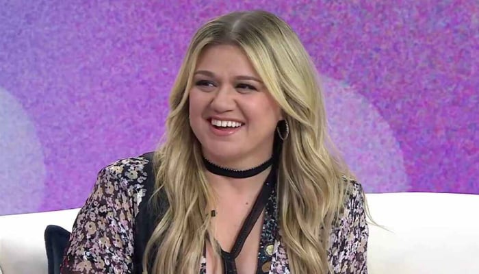 Kelly Clarkson ‘unaware’ by toxic work environment allegation on talk show