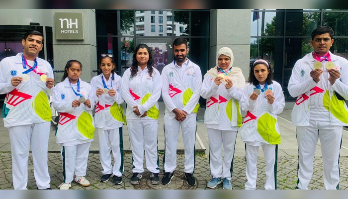 Pakistans cycling team poses with the medals won — Special Olympics Pakistan