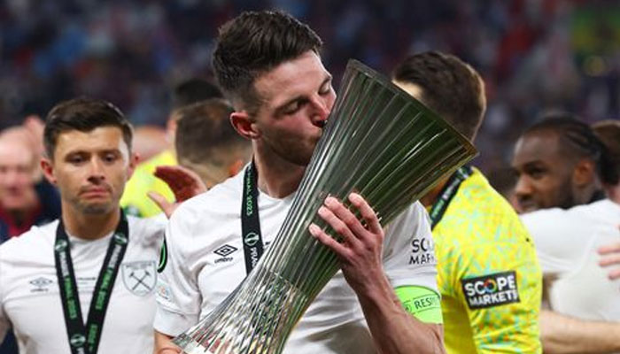 Soccer Football - Europa Conference League - Final - Fiorentina v West Ham United - Eden Arena, Prague, Czech Republic - June 7, 2023, West Ham Uniteds Declan Rice kisses the trophy as he celebrates with teammates after winning the Europa Conference League.—Reuters