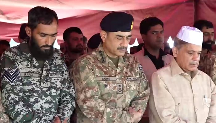 Prime Minister Shehbaz Sharif offers eid prayers along with COAS in Parachinar on June 29, 2023. — Twitter/@PakistanFauj