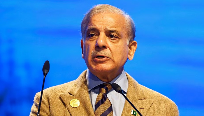 پاکستان کے وزیر اعظم شہباز شریف 8 نومبر 2022 کو مصر کے بحیرہ احمر کے تفریحی مقام شرم الشیخ میں COP27 موسمیاتی سربراہی اجلاس کے دوران خطاب کر رہے ہیں۔ — رائٹرز