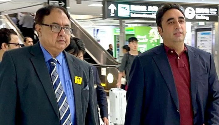 جاپان میں پاکستان کے سفیر رضا بشیر تارڑ (بائیں) ٹوکیو کے ہوائی اڈے پر وزیر خارجہ بلاول بھٹو زرداری کا استقبال کر رہے ہیں۔  — Twitter/@ForeignOfficePk