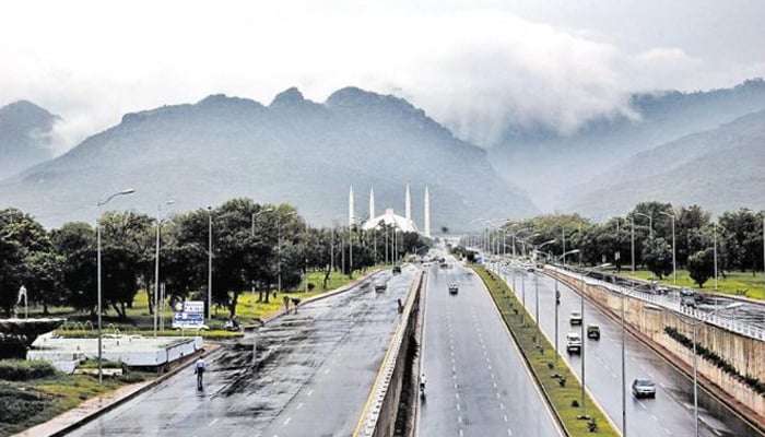 بارش کے بعد اسلام آباد فیصل مسجد کی طرف جانے والی سڑک کی ایک نامعلوم تصویر۔  - ریڈیو پاکستان