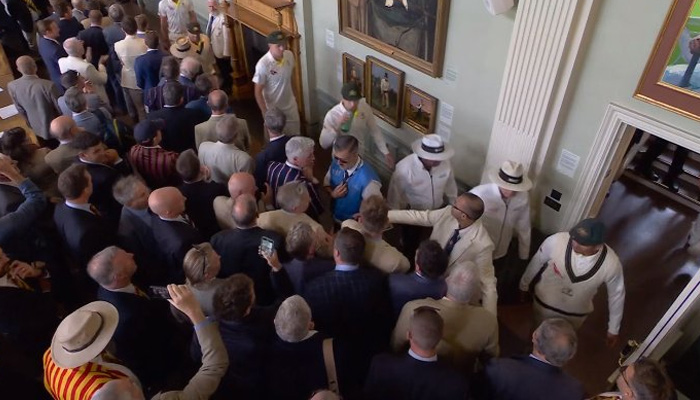 Crowd at Lords Long Room boos at Australian players. — Twitter/@mufaddal_vohra