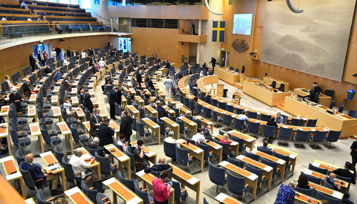 سویڈش پارلیمنٹ کے اراکین 21 جون 2021 کو سٹاک ہوم، سویڈن میں اس وقت کے وزیر اعظم اسٹیفن لوفون کے خلاف عدم اعتماد کے ووٹ کے لیے پہنچے۔ — رائٹرز