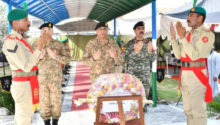 کور کمانڈر پشاور نے اپنے آبائی قصبہ صوابی میں شہید کیپٹن کرنل شیر خان کے مزار پر پھولوں کی چادر چڑھائی۔  - اے پی پی