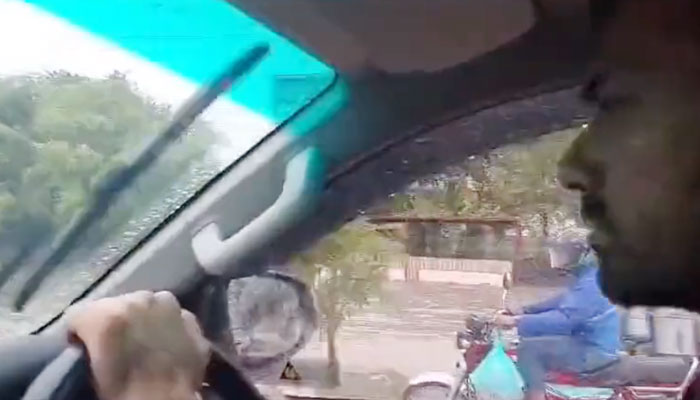 Wahab Riaz, Advisor to the Interim Chief Minister of Punjab on Sports and Youth Affairs, visited various areas of Lahore after heavy rains. - Twitter / @razzaidi