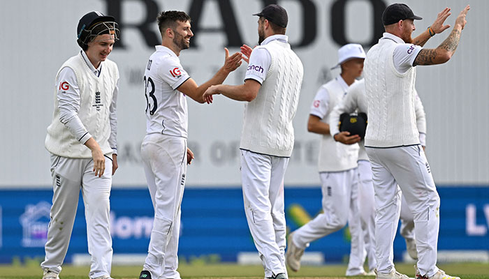 England´s Mark Wood (2L) celebrates with teammates after bowling Australia´s Todd Murphy on day one of the third Ashes cricket Test match between England and Australia at Headingley cricket ground in Leeds, northern England on July 6, 2023.—AFP