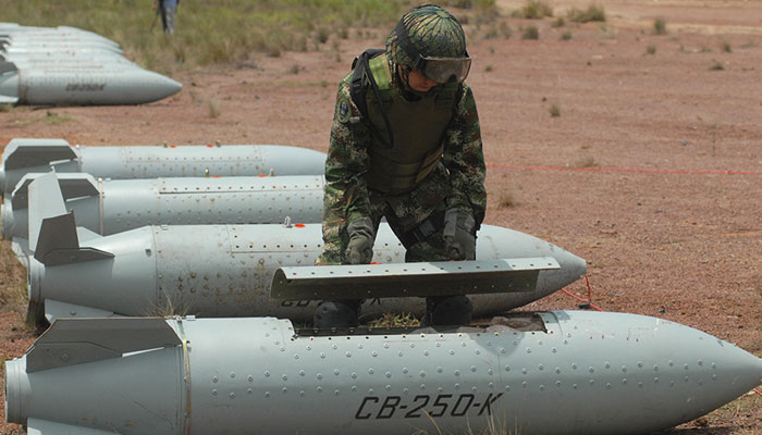 A Colombian Army bomb disposal expert works to dismantle a Chilean-made CB-250K cluster bomb in 2009. — AFP/File