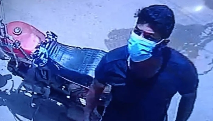 Masked man who tried to sexually assault a woman in Karachis neighbourhood seen in this screengrab from CCTV footage. — Twitter/@TOKCityOfLights