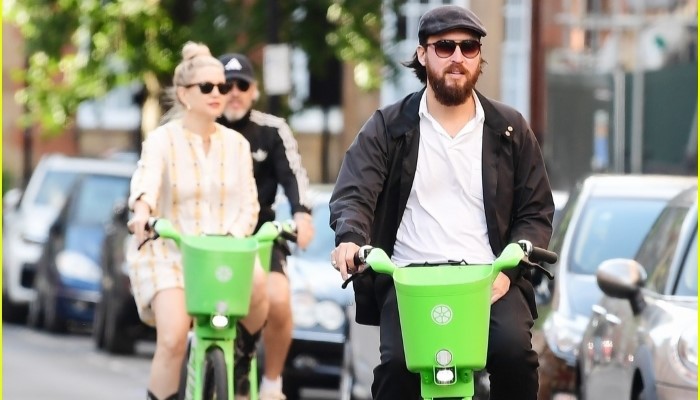 Kate Hudson explores London with fiancé Danny Fujikawa and friends