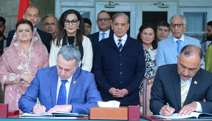 وزیر اعظم شہباز شریف نے ہفتہ 8 جولائی کو دونوں ممالک کے درمیان مفاہمت کی یادداشت پر دستخط کا مشاہدہ کیا۔