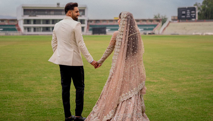 Pakistan pacer Haris Rauf with his wife Muzna Masood on reception day. — Instagram/@harisraufofficial
