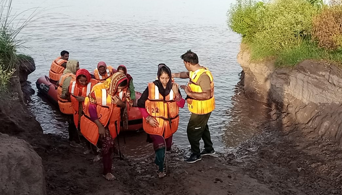 Rescue teams shift women at safer locations during rescue operation in Punjab. — Geo News