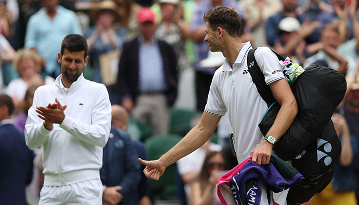 TOPSHOT - Poland´s Hubert Hurkacz gives a thumbs-up to Serbia´s Novak Djokovic after being defeated during their men´s singles tennis match on the eighth day of the 2023 Wimbledon Championships at The All England Tennis Club in Wimbledon, southwest London, on July 10, 2023.—AFP