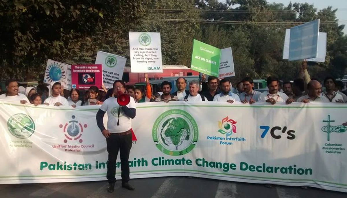 Haroon Akram Gill, a noted environmental journalist, leads the climate march. — Photo by author