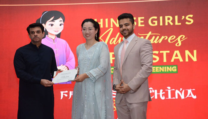 Special Assistant to Prime Minister on Interior Jawad Sohrab Malik gives certificate to journalist Noreen on July 11, 2023. — Provided by the reporter