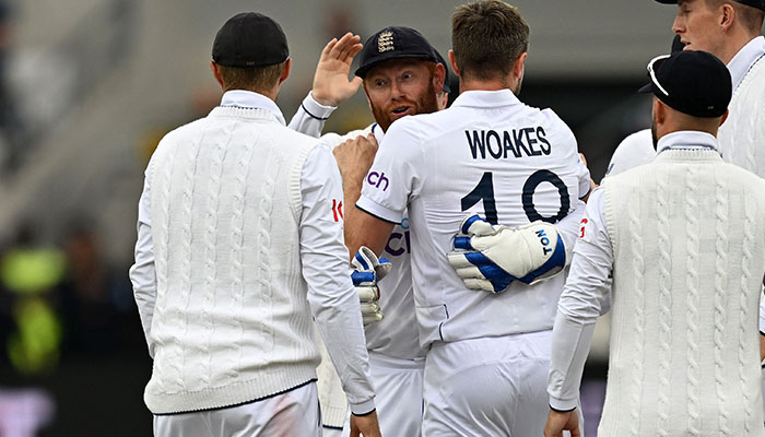 England´s Jonny Bairstow (C) is congratulated by England´s Chris Woakes after taking the catch to dismiss Australia´s Mitchell Marsh on day three of the third Ashes cricket Test match between England and Australia at Headingley cricket ground in Leeds, northern England on July 8, 2023.—AFP