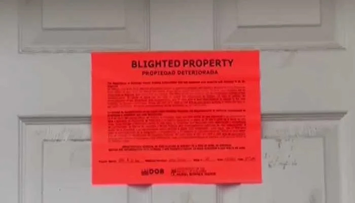 Notice pasted at the entrance of the building. — By reporter