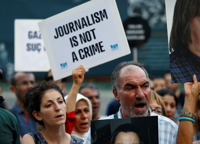 Demonstrators shout slogans during a protest against the arrest of three prominent activists for press freedom, in central Istanbul, Turkey, June 21, 2016.Photo: Reuters