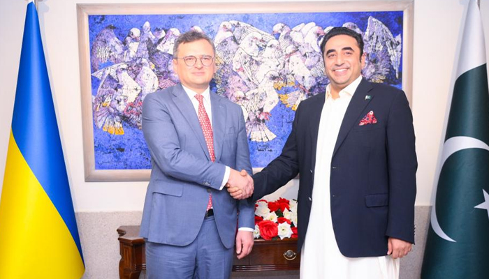 Foreign Minister Bilawal Bhutto-Zardari greets Foreign Minister of Ukraine Dmytro Kuleba at the Ministry of Foreign Affairs in Islamabad on July 20, 2023. — Twitter/@ForeignOfficePk