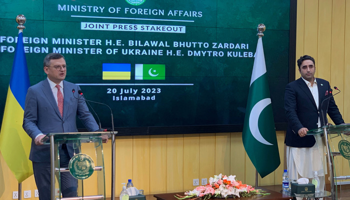 یوکرین کے وزیر خارجہ دیمیٹرو کولیبا (ایل) اور ان کے پاکستانی ہم منصب بلاول بھٹو زرداری 20 جولائی 2023 کو اسلام آباد میں ایک مشترکہ پریس کانفرنس سے خطاب کر رہے ہیں۔ — اے ایف پی