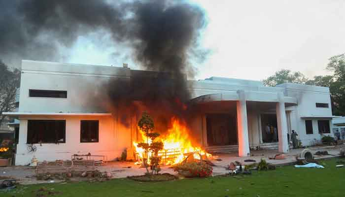 چھاؤنی کے علاقے میں ایک مکان کا منظر، جسے سابق وزیر اعظم عمران خان کے حامیوں نے ان کی گرفتاری کے خلاف لاہور میں 9 مئی 2023 کو احتجاج کے دوران آگ لگا دی تھی۔ – رائٹرز