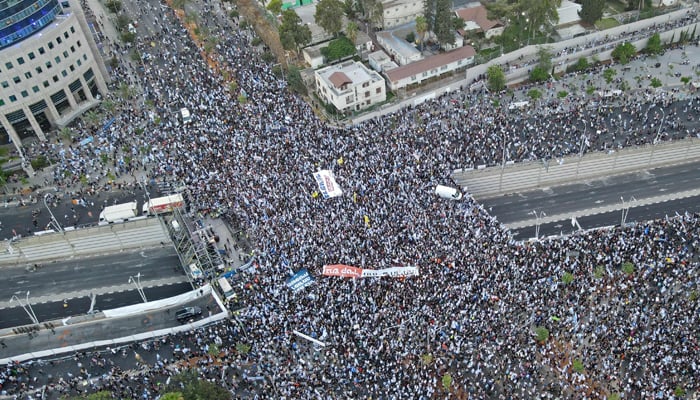 An aerial view shows right-wing protesters supporting the Israeli government and its reform plans rally on July 23, 2023 in Tel Aviv, the epicenter of 29 consecutive weeks of anti-government protests. - AFP