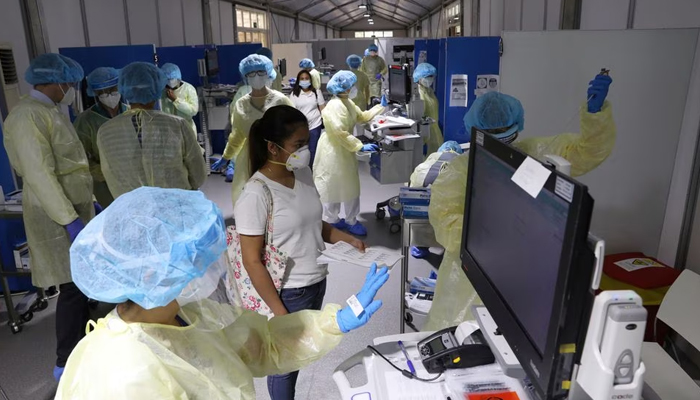 ابوظہبی، متحدہ عرب امارات کے کلیولینڈ کلینک ہسپتال میں، 20 اپریل 2020 کو، COVID-19 پھیلنے کے دوران، ایک خاتون طبی عملے کے ذریعے ٹیسٹ کیے جانے کا انتظار کر رہی ہے۔ تصویر 20 اپریل، 2020 کو لی گئی تھی۔ — رائٹرز
