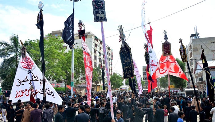 A large numbers of mourners attend Ashura procession on 9th Muharram at Latifabad in Hyderabad on July 28, 2023. — APP