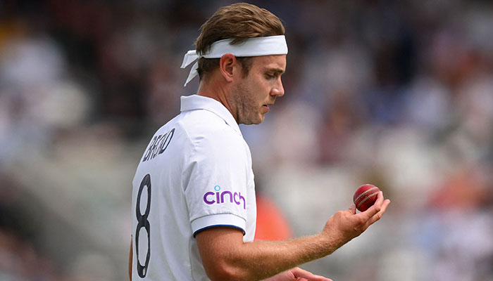 England´s Stuart Broad studies the ball as he prepares to bowl on day two of the fifth Ashes cricket Test match between England and Australia at The Oval cricket ground in London on July 28, 2023.—AFP