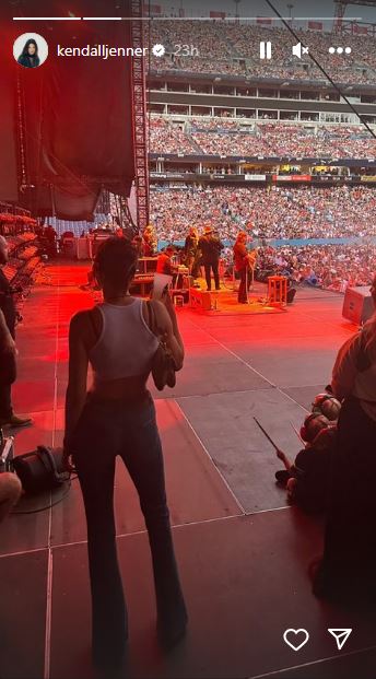 Kendall Jenner dances too hard - wardrobe fail at Nashville concert